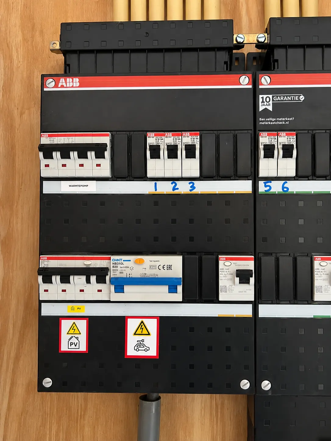 Detail van een door Tenra gemonteerde groepenkast